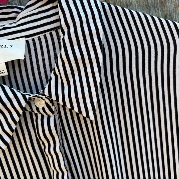 Everly blouse long sleeve striped. Collared. Size is medium - Picture 3 of 9